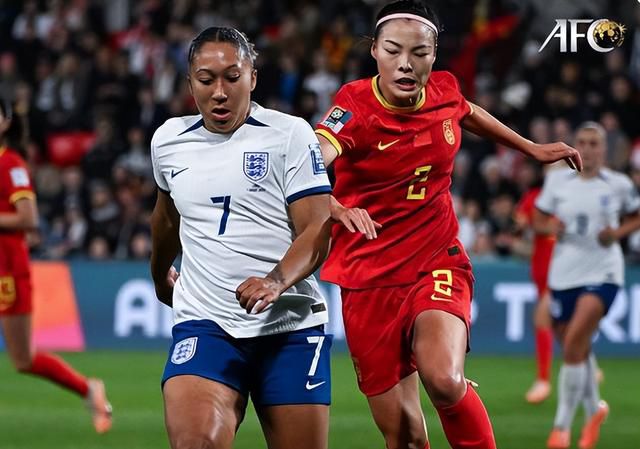 作为大众熟悉的中国动画电影形象，来自《熊出没》系列的熊大、熊二、光头强也以人偶形象亮相，与创作者们共庆属于电影的荣光时刻。