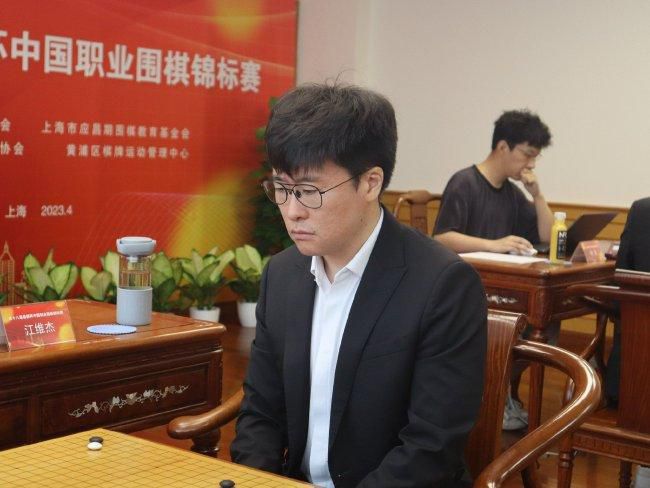 谈及和“阿塔”梁家辉的合作，陈丽君印象很深，她提到在拍摄期间，短短几个镜头，就从“阿塔”身上学到了作为演员的敬业精神。