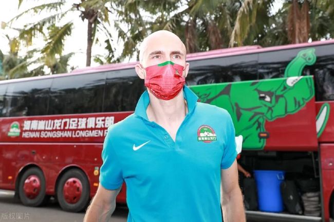 她不仅跨越了阶级和职业的界限，还在不断的“隐形”工作中揭示了女性在社会底层的艰辛与不屈。