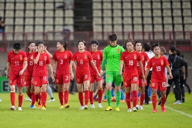 泰勒·斯威夫特亮相青少年奖 皮格茜敞怀秀内衣 2013-11-04 英国伦敦当地时间11月3日，众明星出席BBC英国广播电台举办的青少年奖活动。