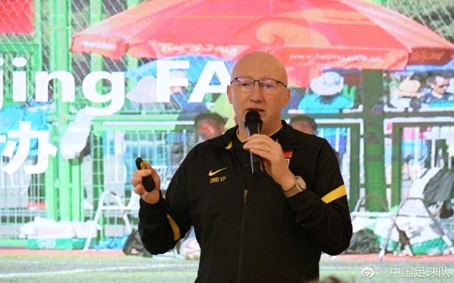 另一方面，张艺谋执导的首部国家安全题材电影《惊蛰无声》释出演员阵容：易烊千玺、朱一龙、宋佳、雷佳音、杨幂、张译、刘诗诗、刘耀文确认出演。