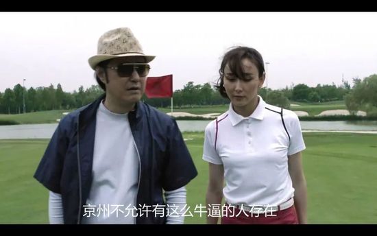照片上，姚笛中分披散着长发，皮肤白皙。