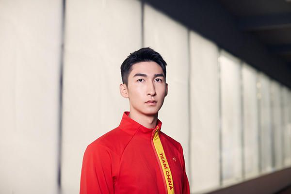 而克里斯·埃文斯、安东尼·麦凯和寇碧·史莫德斯 《美国队长2》放映活动 两男星比帅女主演露胸 2014-04-01 当地时间3月31日，纽约，电影《美国队长2：冬日战士》放映活动，主演克里斯·埃文斯、塞巴斯蒂安·斯坦、寇碧·史莫德斯出席，两位男星身穿灰色西装，英俊帅气，而寇碧的深V礼服大秀半球，性感迷人。