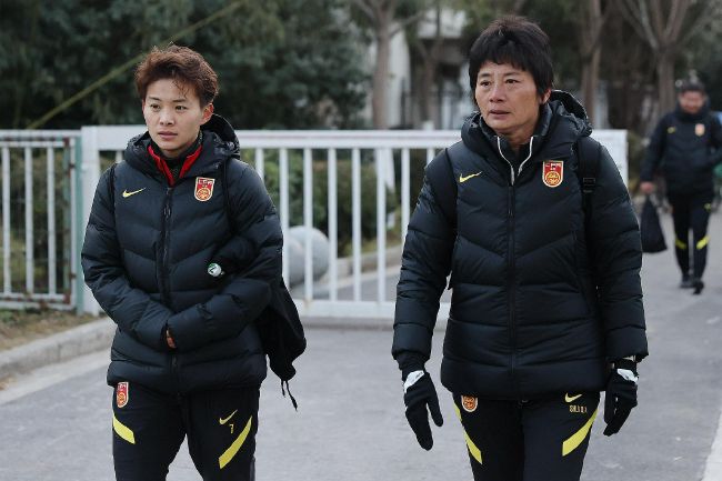 当日，朱亚文与张榕容身着“卖鱼装”，逗趣演绎 欢迎来到美国！