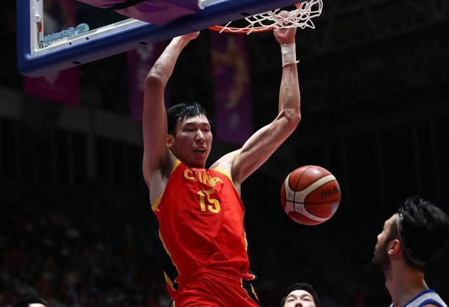 ”日前，博纳影业总裁于冬发长文谈为什么要拍重工业电影，同时恳请院线能给春节档上映的《蛟龙行动》一些黄金场次，声明《蛟龙行动》绝不撤档。