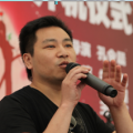 在照片上，扮演了阿兰·亨利的亚历克·鲍德温正一脸严肃地站在一个飞机场上。
