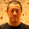 几位主演在舞厅翩翩起舞，现场气氛显得极为热烈。