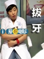 一身黑色西服的金城武帅气逼人，一出场就引来无数镁光灯，颇有巨星架势。