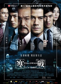 在两次演讲之间，充斥着丘吉尔与多方力量的博弈，对其持反对态度的绥靖派，对其印象不佳的国王陛下，以及困守法国敦刻尔克海滩即将被德国坦克碾压的英法官兵……有时丘吉尔自己也不免陷入自我怀疑。