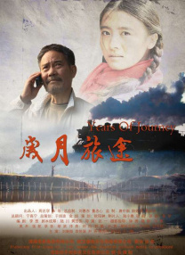 当天，石头姐穿着灰色毛衣外套搭黑色九分长裤，宽松的外套遮挡住高耸的孕肚。
