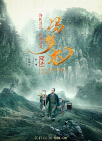 用餐闲聊的同时，父子四人围坐在一起其乐融融地打起了扑克牌。