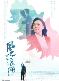黑超遮面的黄晓明型男范儿十足，只是他的粉红色裤带不知怎么回事，竟然露在外面，也不知道是不小心还是有意为之。