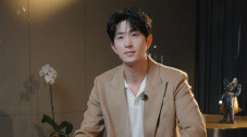 特辑 《八月未央》曝全新预告 钟楚曦谭松韵蜜友感十足 2021-03-09 由李凯执导，改编自庆山（安妮宝贝）同名小说，钟楚曦、罗晋、谭松韵领衔主演的爱情电影《八月未央》日前发布“挚爱蜜友”预告和海报，钟楚曦、谭松韵二人之间亲昵的追逐、不舍的离别，蜜友感十足。