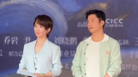 马伊琍文章合体穿着不在同一季节 机场挽手零交流 2016-11-01 上海，近日，马伊琍文章夫妇挽手现身机场， 挽手同行恩爱十分。