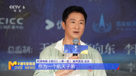 在一起重大案件的牵扯下，本已形同陌路的父女被重新联系在一起，叛逆女儿变卧 《热搜》曝新海报 周冬雨宋洋袁弘上演舆论场博弈 2023-11-08 11月8日，由忻钰坤执导，王红卫监制，周冬雨、宋洋、袁弘领衔主演的电影《热搜》发布“话题牢笼”版海报。